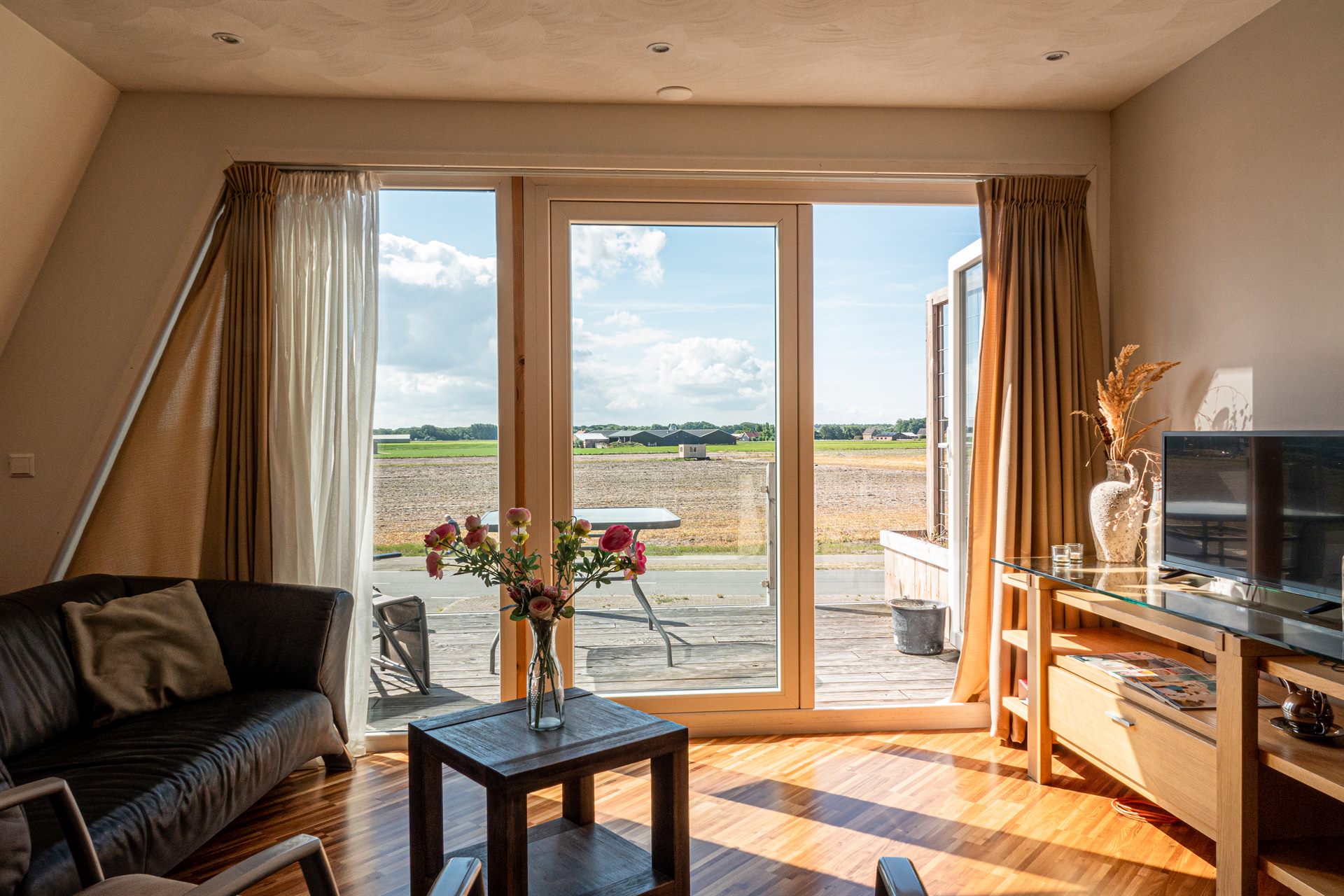Woonkamer met uitzicht richting de velden bij Egmond
